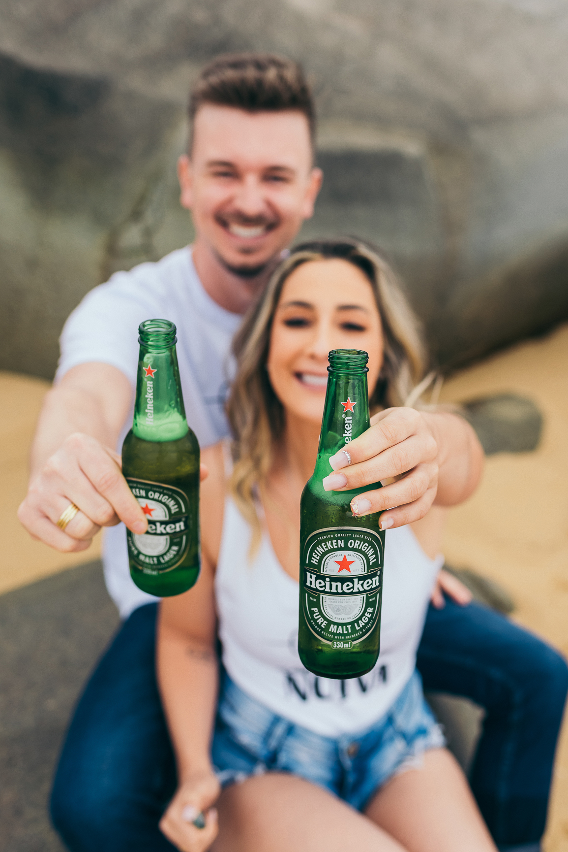 pre wedding na praia do estaleiro ensaio em balneário Camboriú daniela radavelli fotografia look de ensaio na praia buque de flores secas casamento na praia  amor por cerveja casal heineken ensaio com cerveja