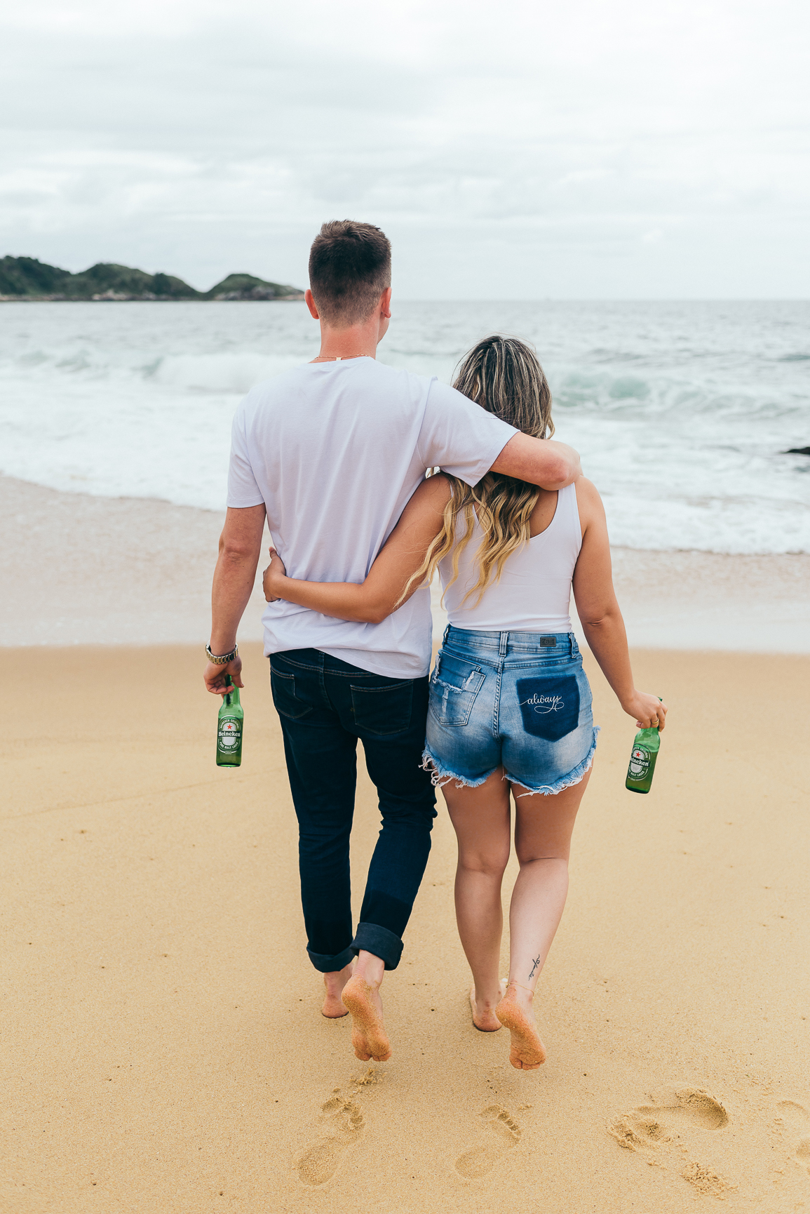 pre wedding na praia do estaleiro ensaio em balneário Camboriú daniela radavelli fotografia look de ensaio na praia buque de flores secas casamento na praia  amor por cerveja casal heineken