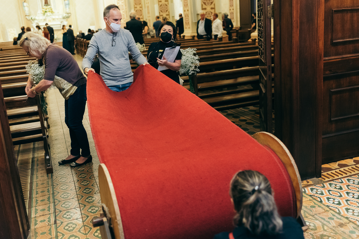 casamento na vinícola lovara daniela radavelli fotografia fotografa de casamento na serra gaucha vestido de noiva liso casamento na igreja casamento com chuva
