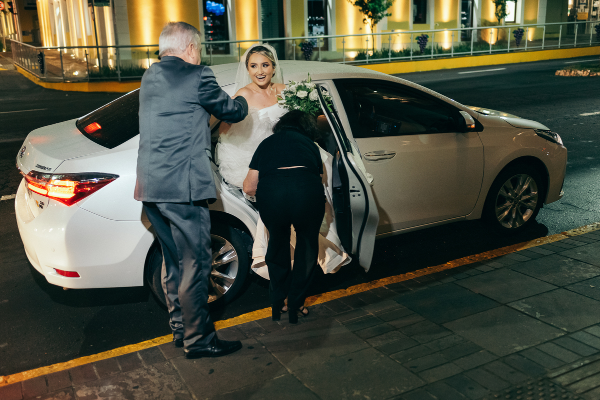 casamento na vinícola lovara daniela radavelli fotografia fotografa de casamento na serra gaucha vestido de noiva liso casamento na igreja casamento com chuva
