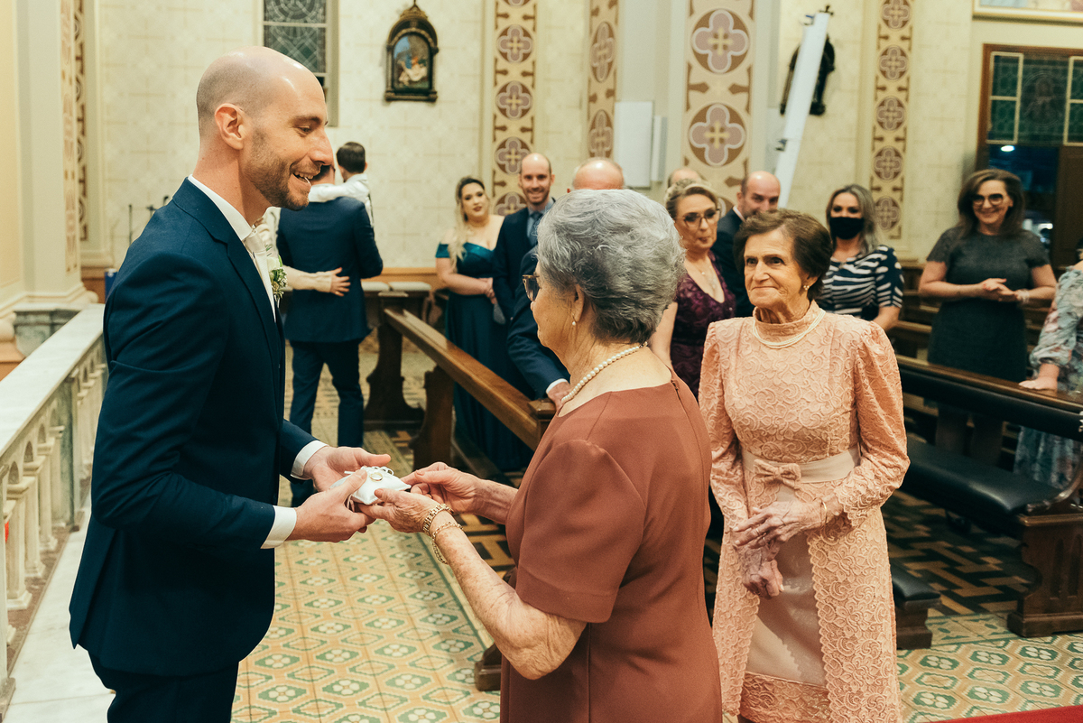 casamento na vinícola lovara daniela radavelli fotografia fotografa de casamento na serra gaucha vestido de noiva liso casamento na igreja casamento com chuva