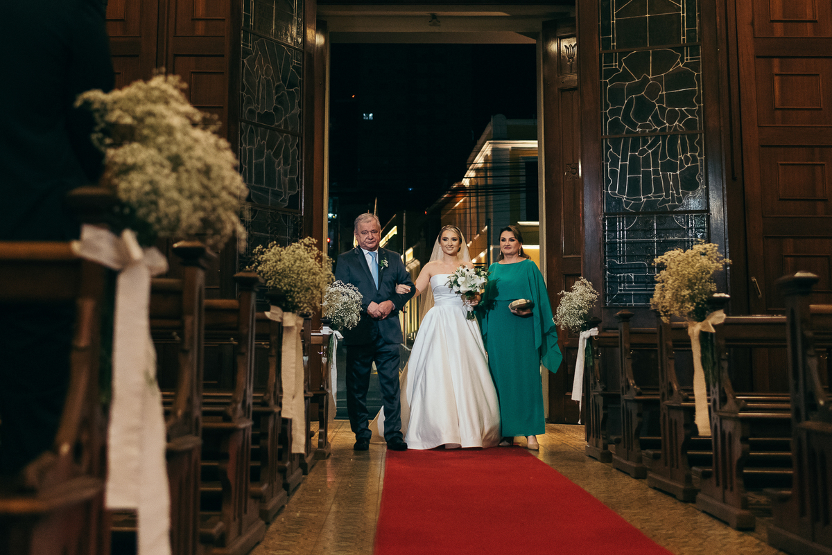 casamento na vinícola lovara daniela radavelli fotografia fotografa de casamento na serra gaucha vestido de noiva liso casamento na igreja casamento com chuva