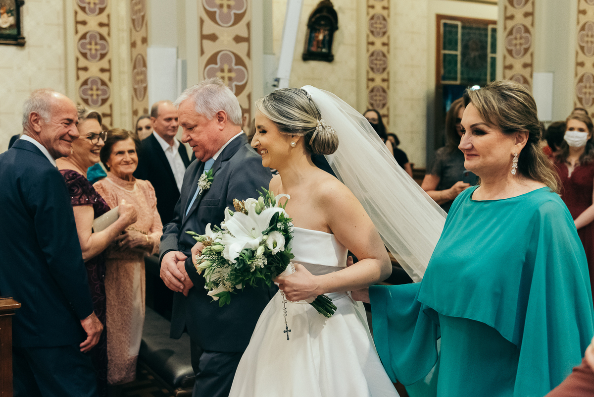 casamento na vinícola lovara daniela radavelli fotografia fotografa de casamento na serra gaucha vestido de noiva liso casamento na igreja casamento com chuva
