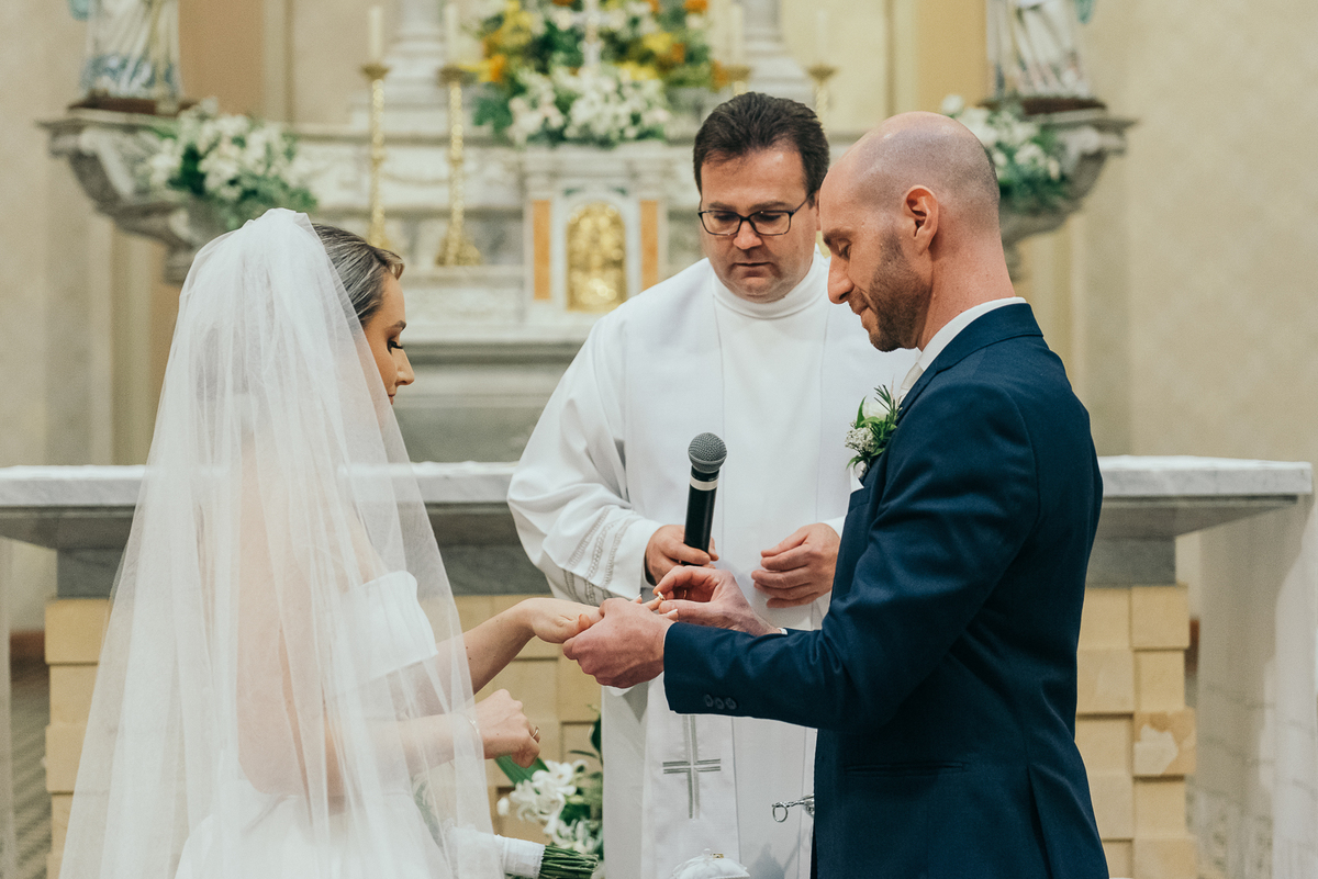 casamento na vinícola lovara daniela radavelli fotografia fotografa de casamento na serra gaucha vestido de noiva liso casamento na igreja casamento com chuva