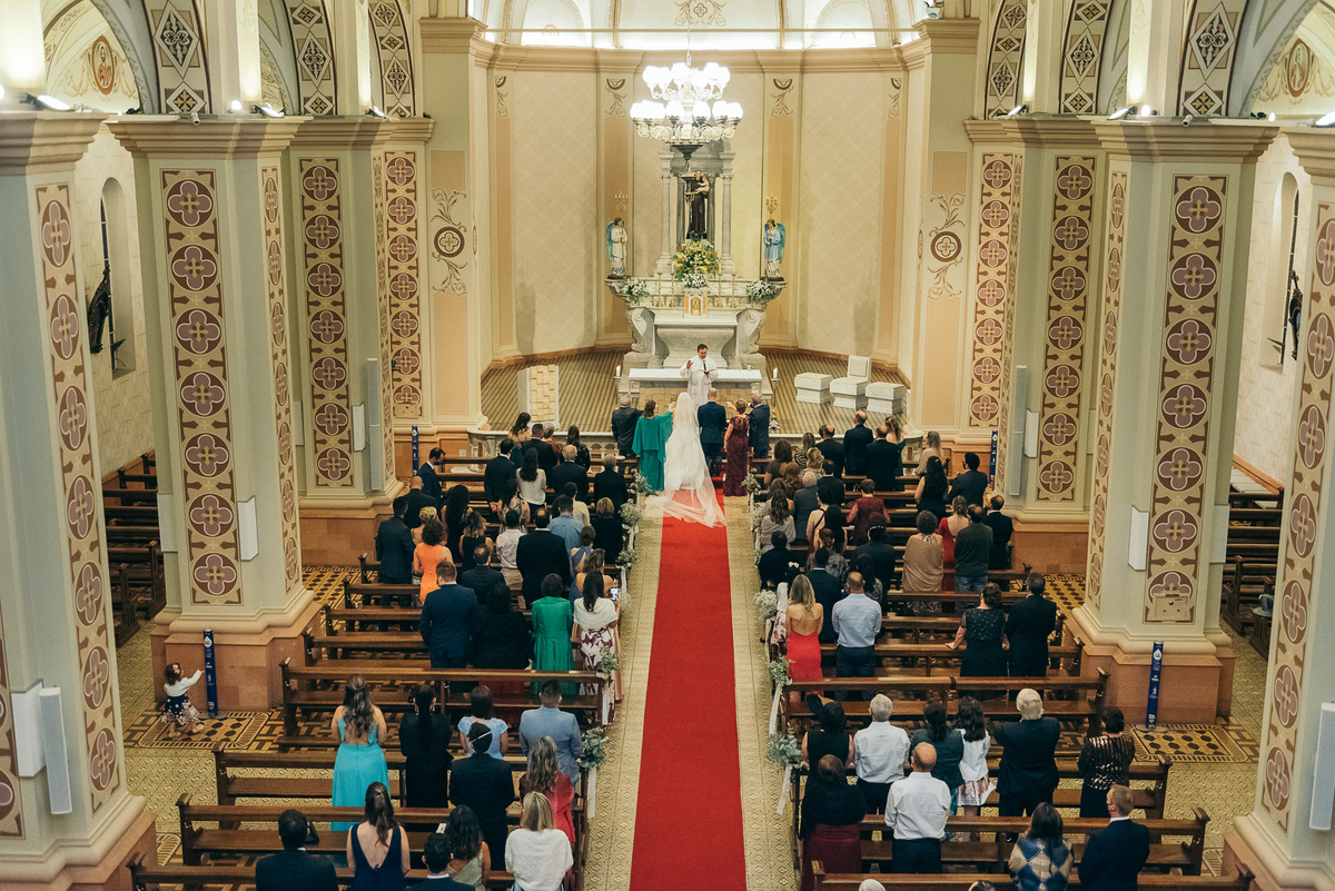 casamento na vinícola lovara daniela radavelli fotografia fotografa de casamento na serra gaucha vestido de noiva liso casamento na igreja casamento com chuva