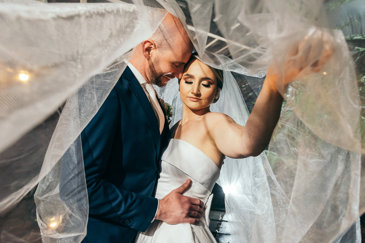 casamento na vinícola lovara daniela radavelli fotografia fotografa de casamento na serra gaucha vestido de noiva liso casamento na igreja casamento com chuva