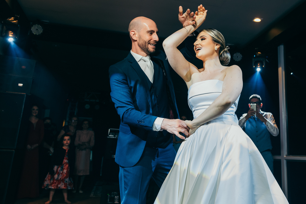 casamento na vinícola lovara daniela radavelli fotografia fotografa de casamento na serra gaucha vestido de noiva liso casamento na igreja casamento com chuva