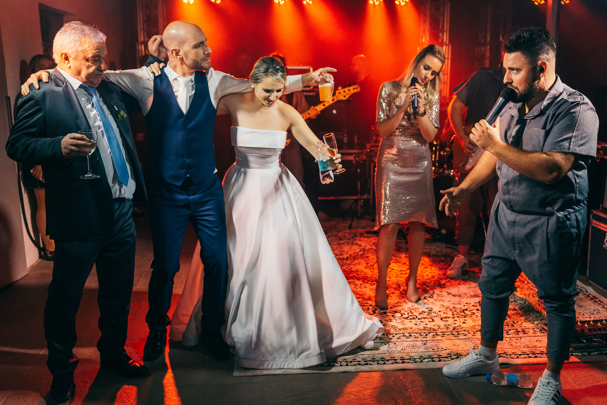 casamento na vinícola lovara daniela radavelli fotografia fotografa de casamento na serra gaucha vestido de noiva liso casamento na igreja casamento com chuva