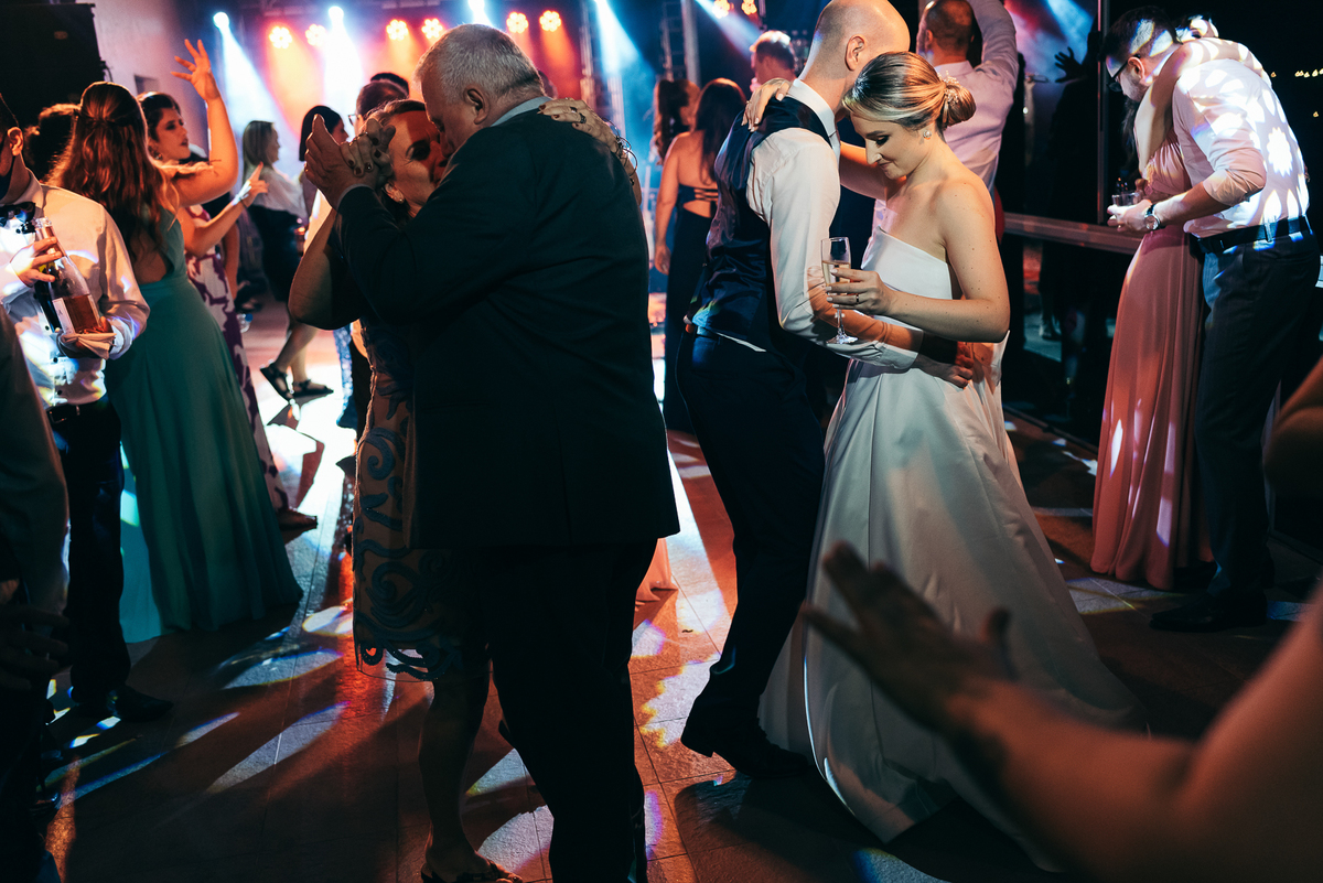 casamento na vinícola lovara daniela radavelli fotografia fotografa de casamento na serra gaucha vestido de noiva liso casamento na igreja casamento com chuva