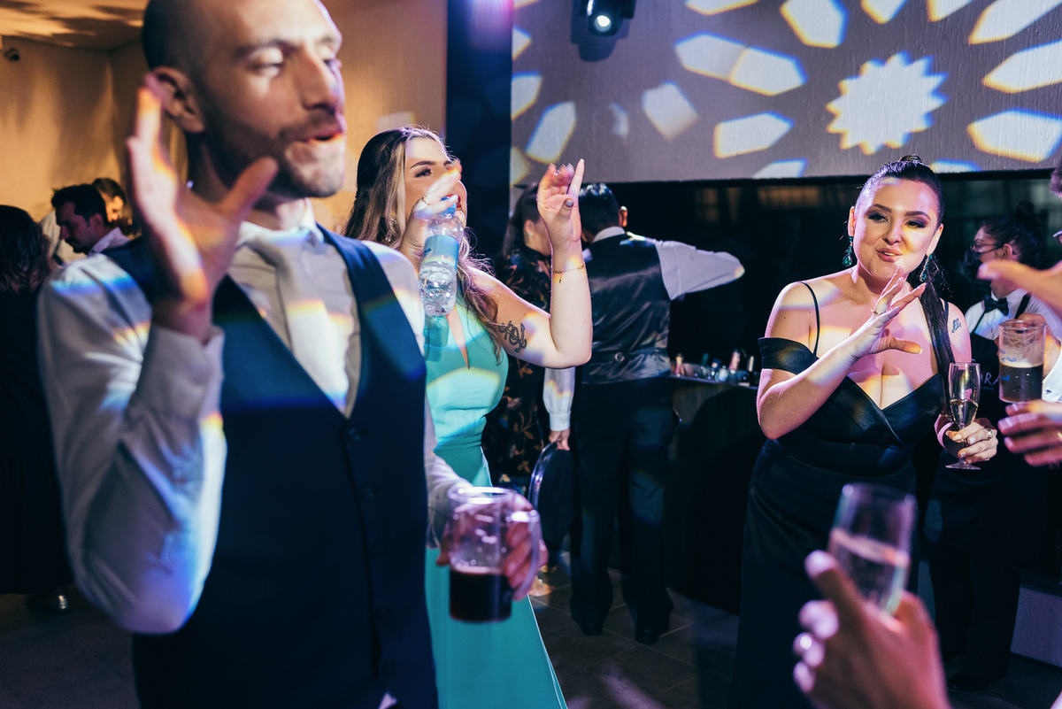 casamento na vinícola lovara daniela radavelli fotografia fotografa de casamento na serra gaucha vestido de noiva liso casamento na igreja casamento com chuva