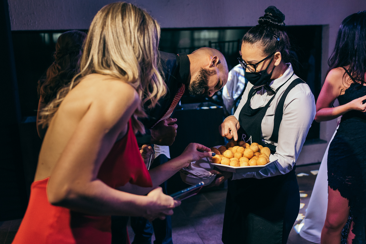 casamento na vinícola lovara daniela radavelli fotografia fotografa de casamento na serra gaucha vestido de noiva liso casamento na igreja casamento com chuva