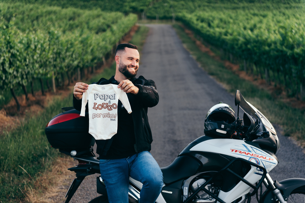 ensaio de gestante daniela radavelli fotografia fotografa de gestante ensaio externo de gestante amor por moto papai motoqueiro papai piloto ensaio com moto 