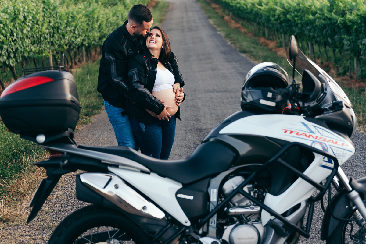 ensaio de gestante daniela radavelli fotografia fotografa de gestante ensaio externo de gestante amor por moto papai motoqueiro papai piloto ensaio com moto 