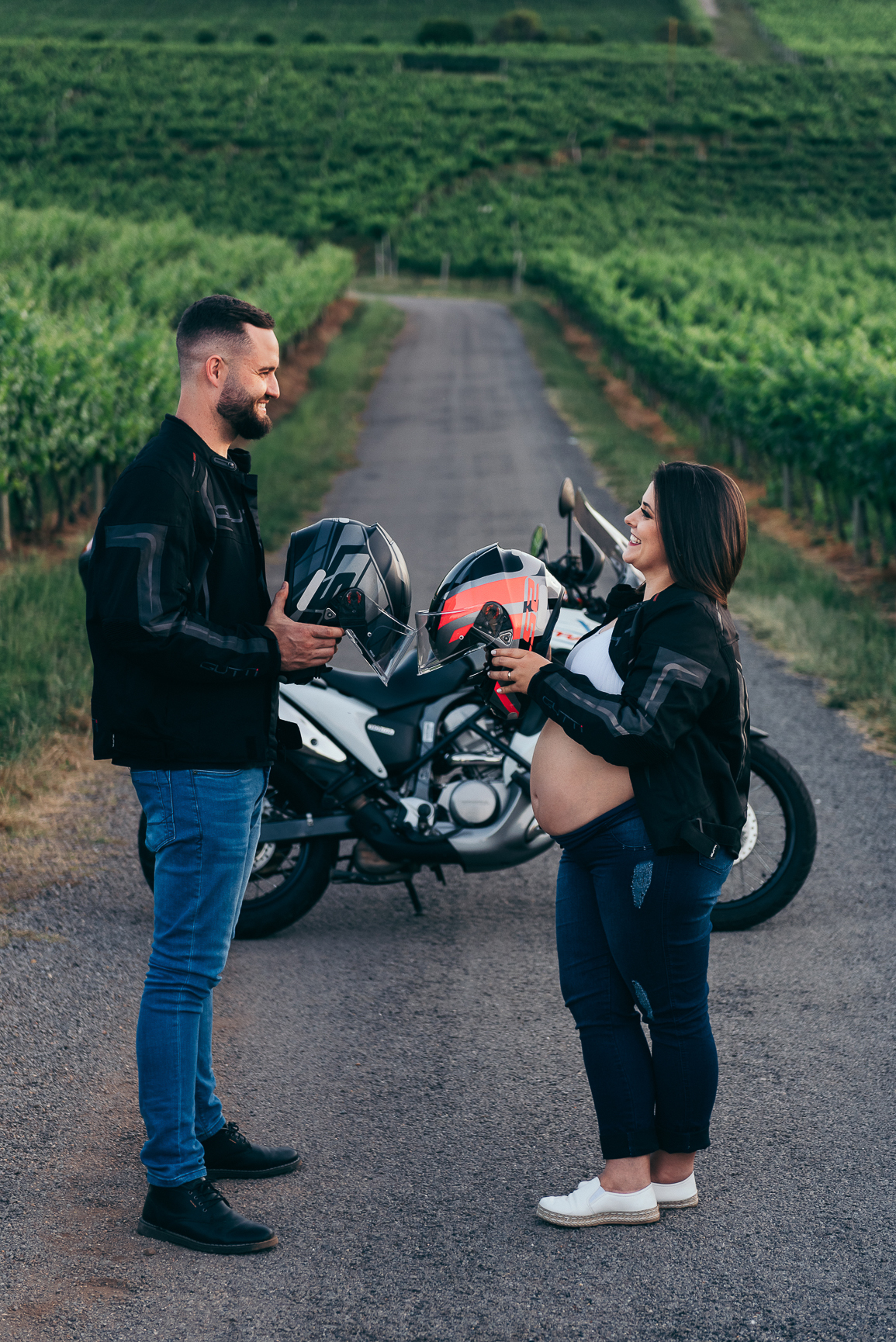 ensaio de gestante daniela radavelli fotografia fotografa de gestante ensaio externo de gestante amor por moto papai motoqueiro papai piloto ensaio com moto 