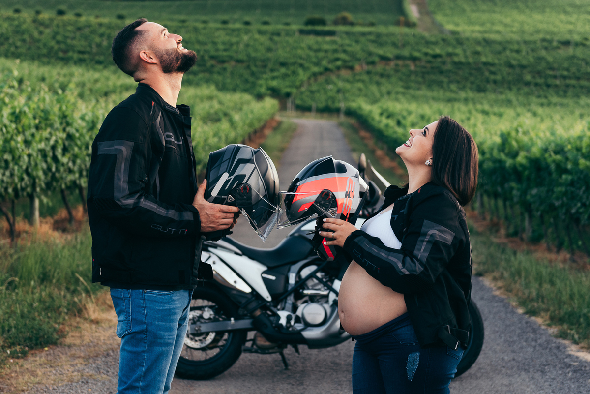 ensaio de gestante daniela radavelli fotografia fotografa de gestante ensaio externo de gestante amor por moto papai motoqueiro papai piloto ensaio com moto 