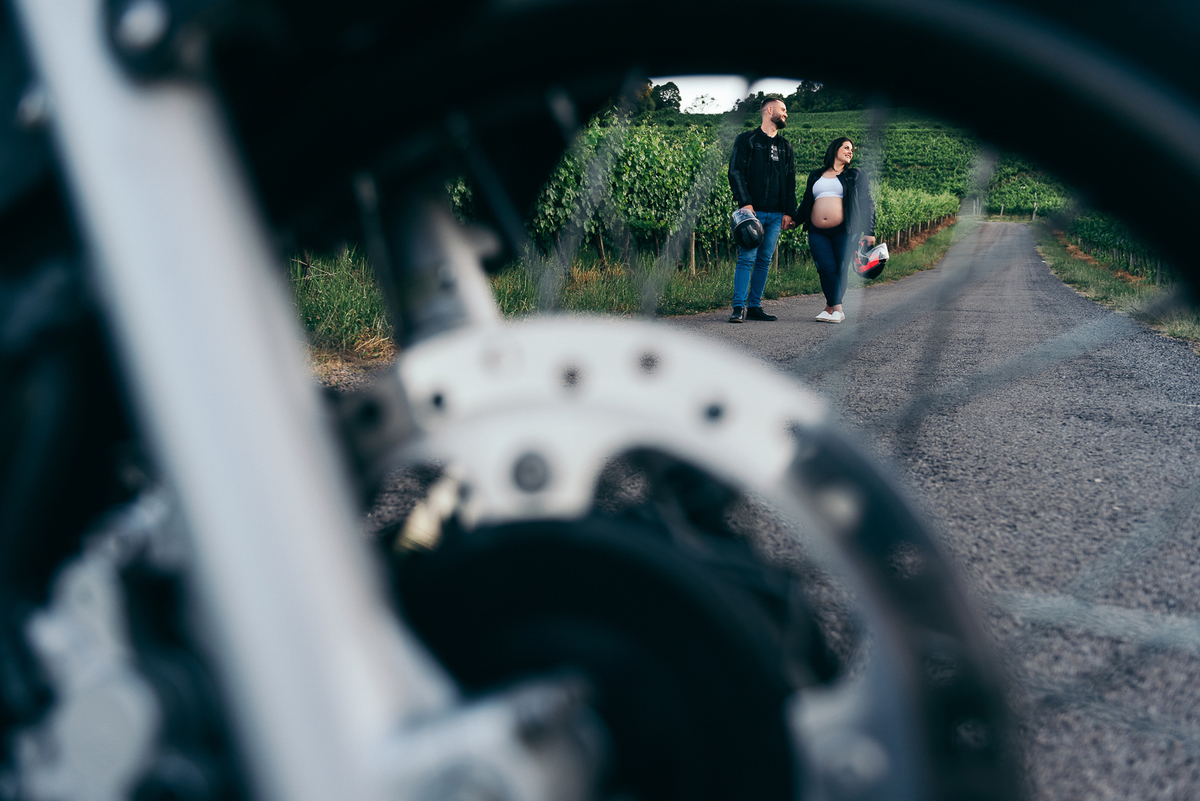ensaio de gestante daniela radavelli fotografia fotografa de gestante ensaio externo de gestante amor por moto papai motoqueiro papai piloto ensaio com moto 