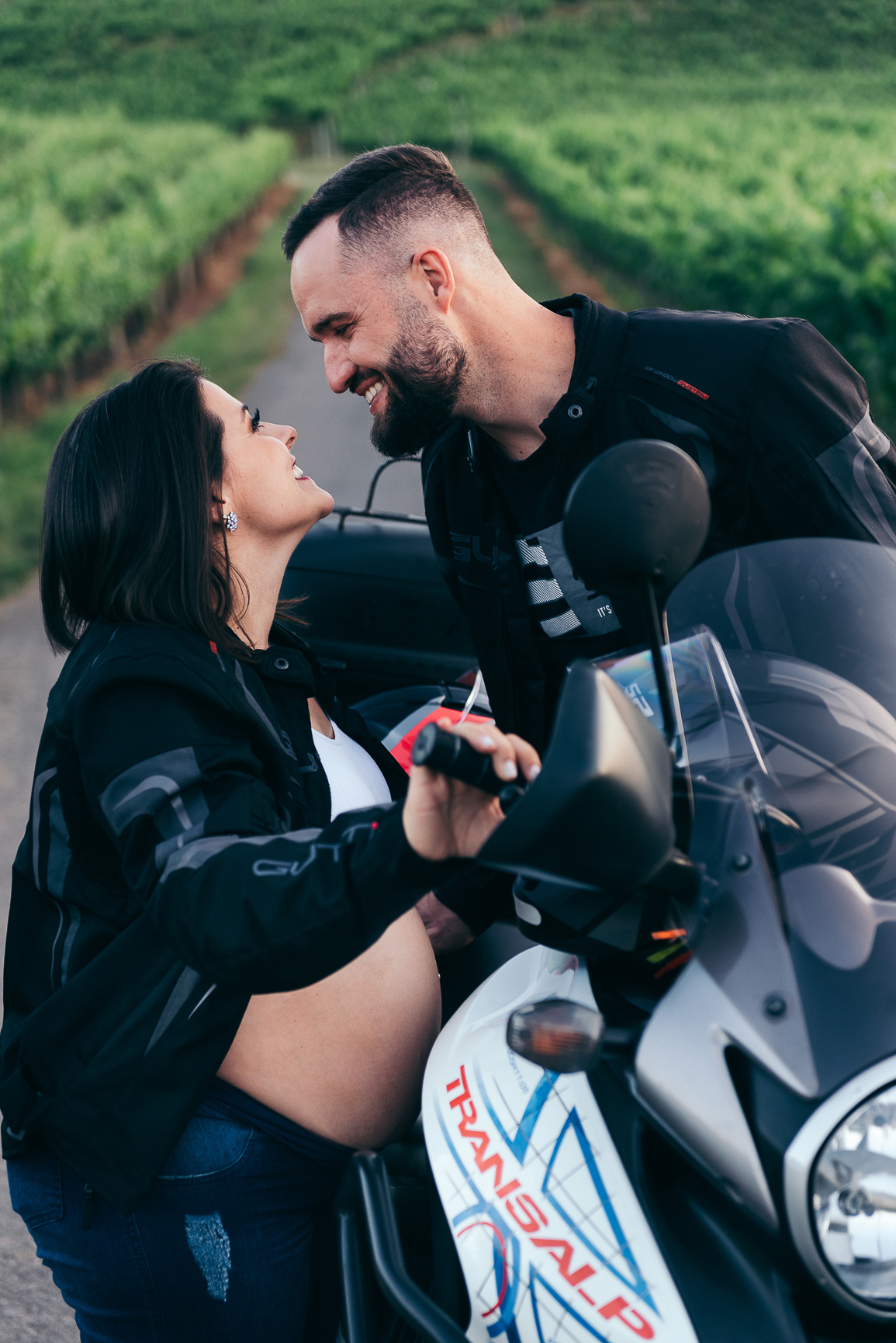 ensaio de gestante daniela radavelli fotografia fotografa de gestante ensaio externo de gestante amor por moto papai motoqueiro papai piloto ensaio com moto 