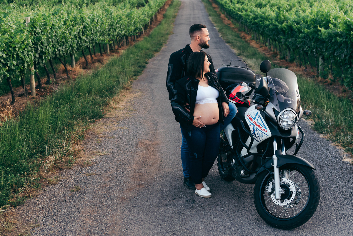 ensaio de gestante daniela radavelli fotografia fotografa de gestante ensaio externo de gestante amor por moto papai motoqueiro papai piloto ensaio com moto 