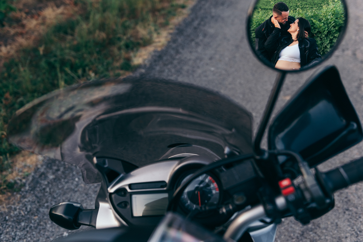 ensaio de gestante daniela radavelli fotografia fotografa de gestante ensaio externo de gestante amor por moto papai motoqueiro papai piloto ensaio com moto 