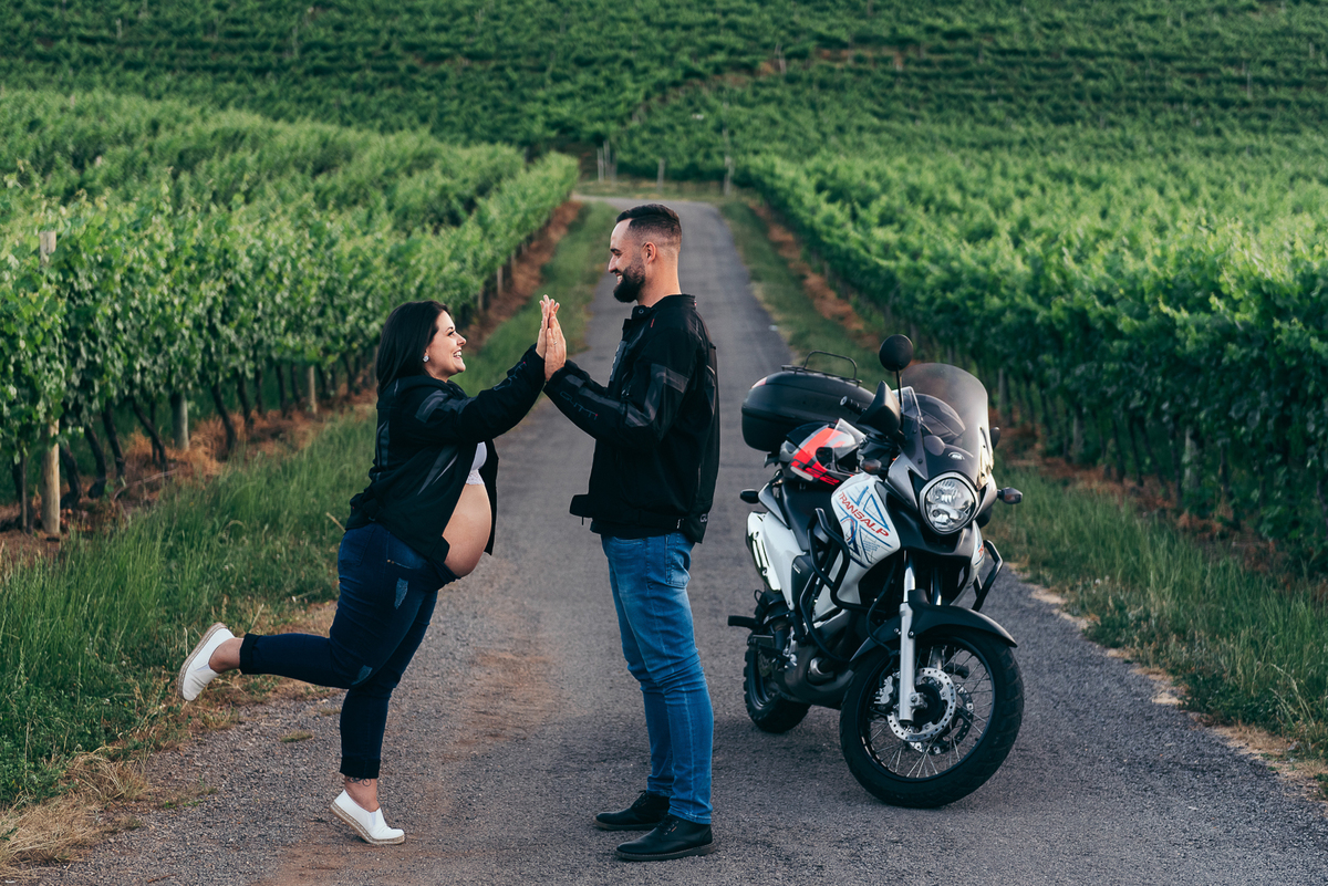 ensaio de gestante daniela radavelli fotografia fotografa de gestante ensaio externo de gestante amor por moto papai motoqueiro papai piloto ensaio com moto 