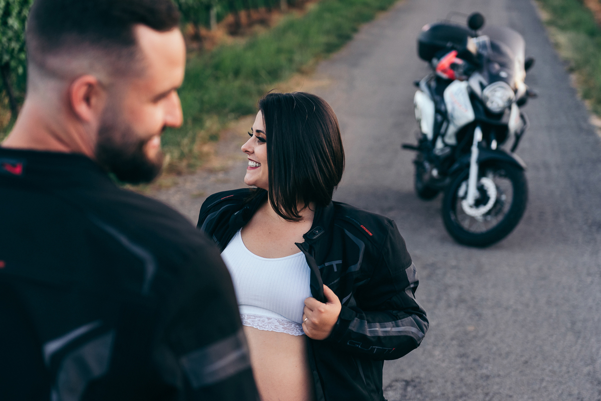 ensaio de gestante daniela radavelli fotografia fotografa de gestante ensaio externo de gestante amor por moto papai motoqueiro papai piloto ensaio com moto 