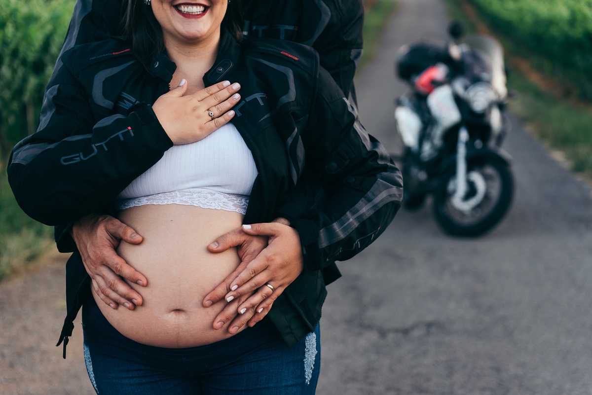 ensaio de gestante daniela radavelli fotografia fotografa de gestante ensaio externo de gestante amor por moto papai motoqueiro papai piloto ensaio com moto 