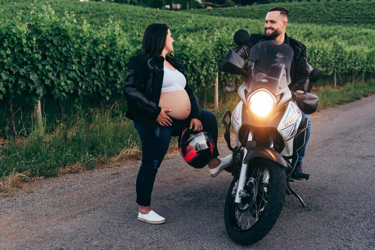ensaio de gestante daniela radavelli fotografia fotografa de gestante ensaio externo de gestante amor por moto papai motoqueiro papai piloto ensaio com moto 