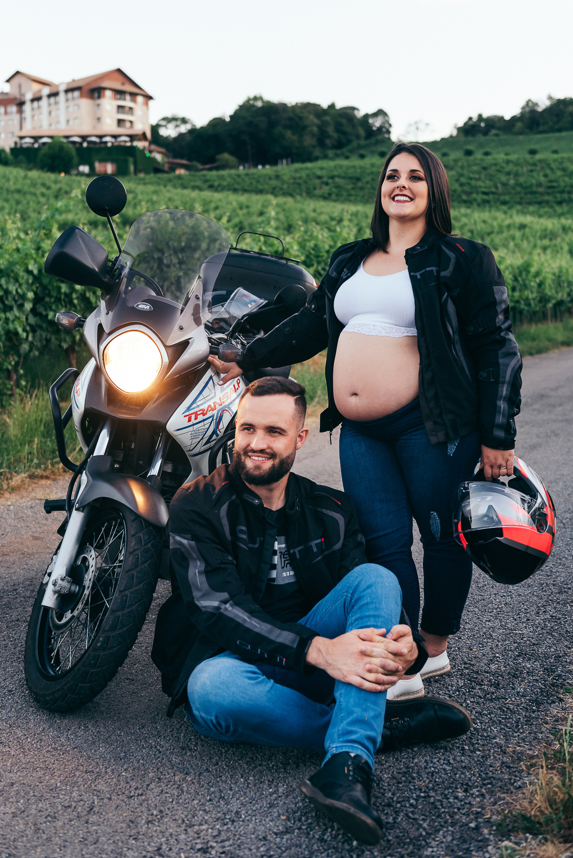 ensaio de gestante daniela radavelli fotografia fotografa de gestante ensaio externo de gestante amor por moto papai motoqueiro papai piloto ensaio com moto 