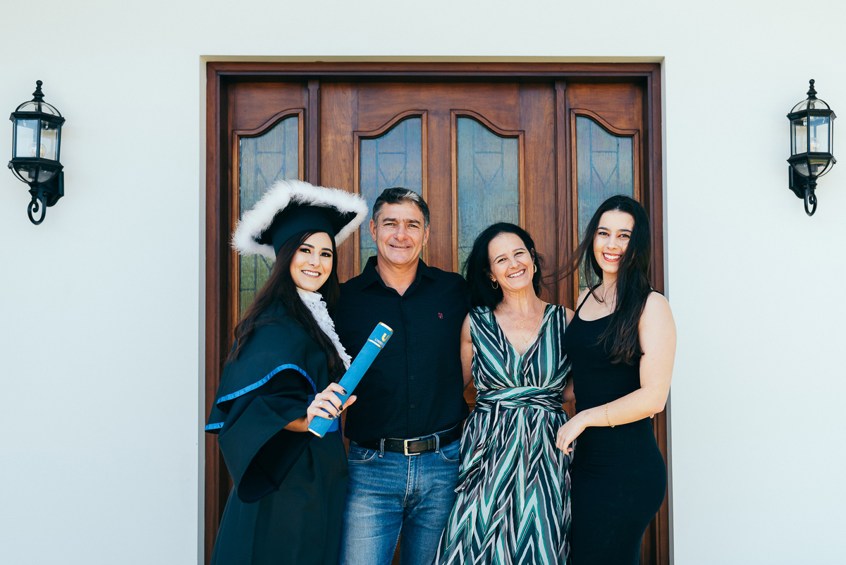 ensaio de formatura daniela radavelli fotografia ensaio em casa fotos de toga fotos em familia garibaldi fotografa na serra gaucha