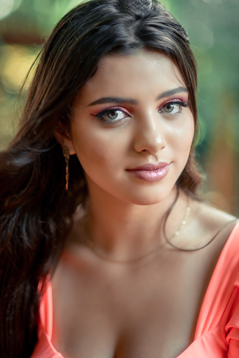 Ensaio de Retrato a modelo de olhos verdes  usando blusinha e bermuda. Foto por Marco Moscarelli Fotógrafo Pelotas.