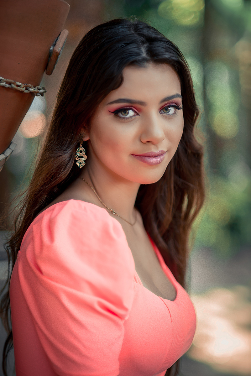 Ensaio de Retrato a modelo de olhos verdes  usando blusinha e bermuda. Foto por Marco Moscarelli Fotógrafo Pelotas.