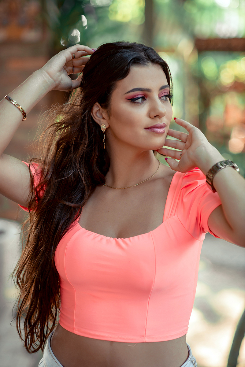 Ensaio de Retrato a modelo de olhos verdes  usando blusinha e bermuda. Foto por Marco Moscarelli Fotógrafo Pelotas.