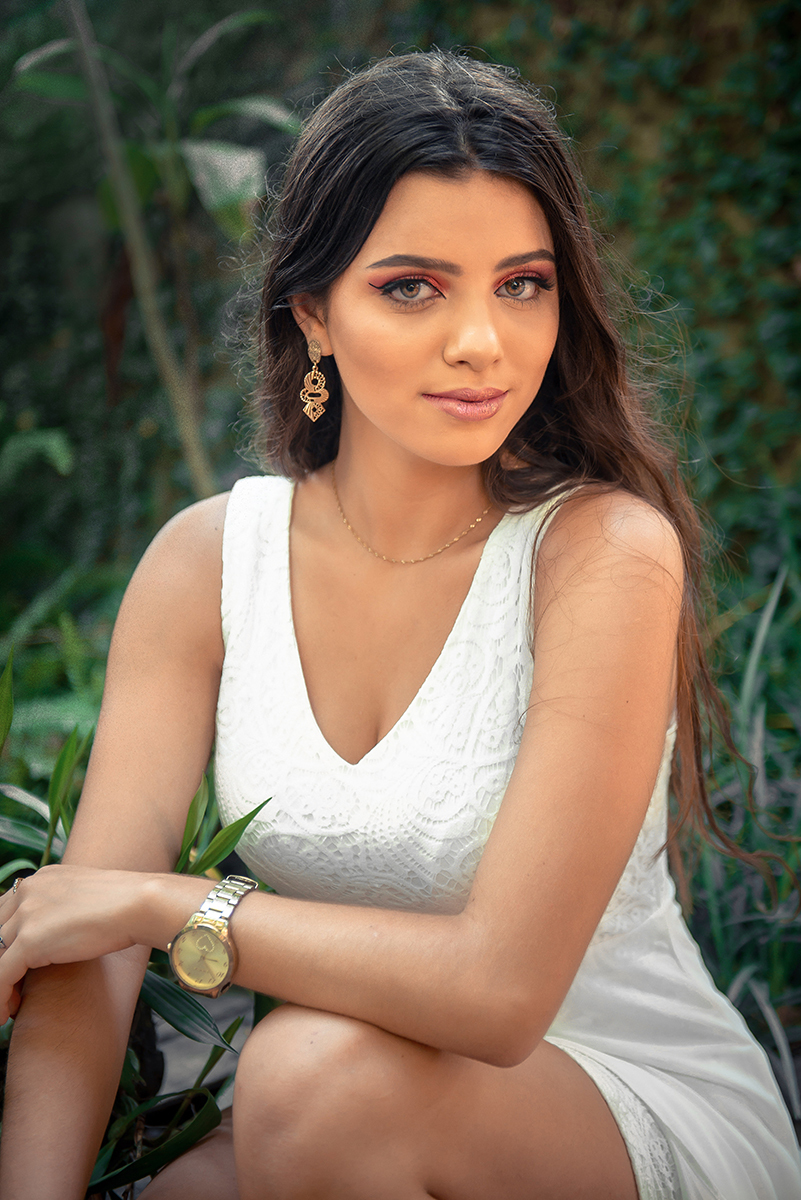 Ensaio de Retrato a modelo de olhos verdes  usando um vestido branco. Foto por Marco Moscarelli Fotógrafo Pelotas