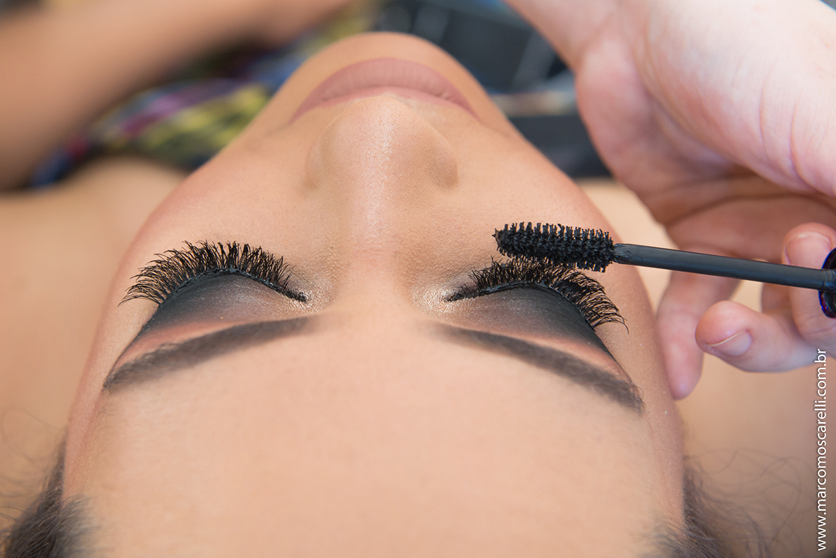 Finalização da maquiagem da formada