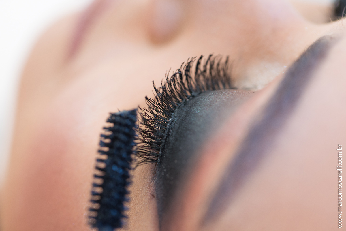 detalhe da maquiagem da formanda colocando rimel no cilio