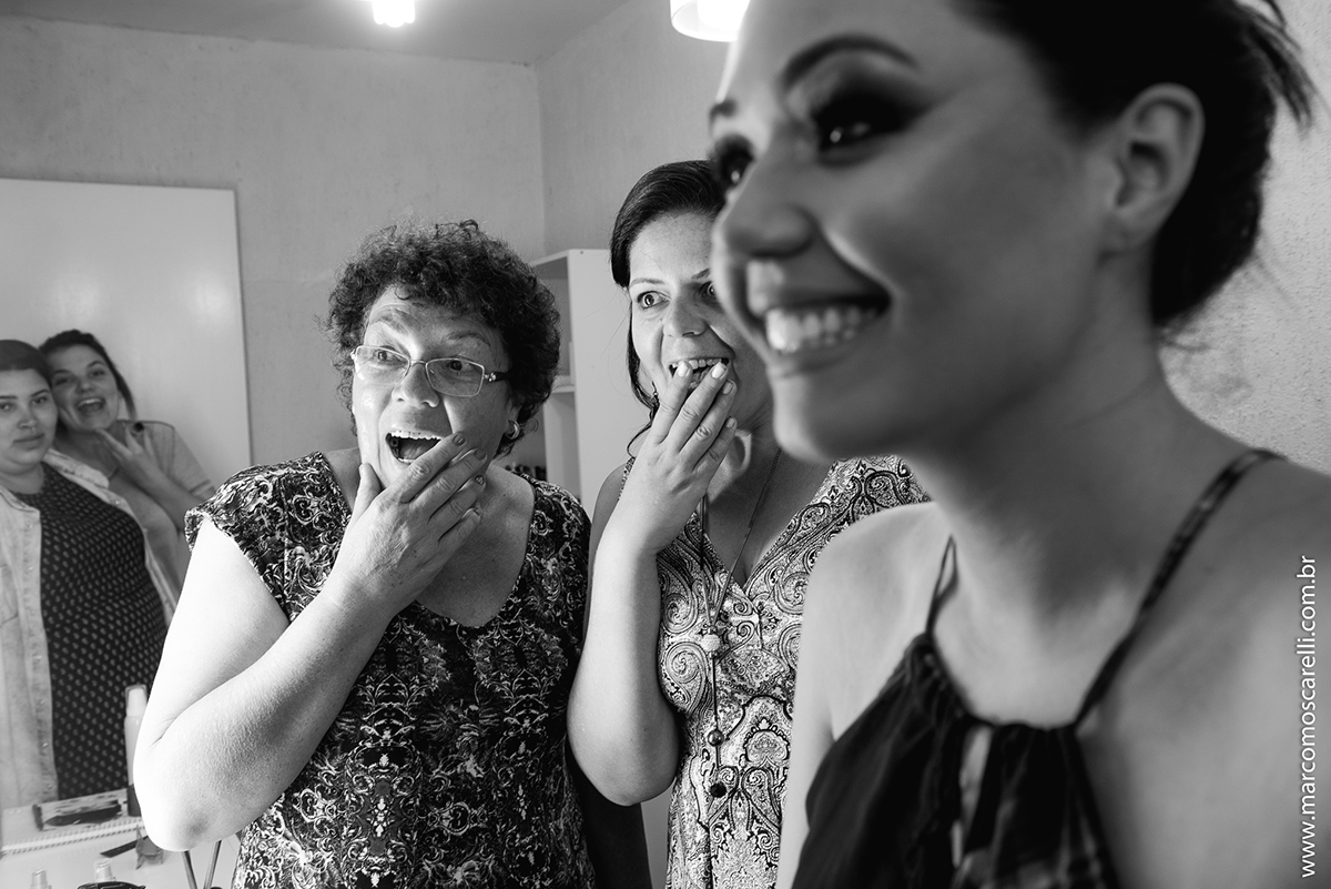 Mae e irmã da formanda admiradas com a linda maquiagem da foranda foto em preto e braco