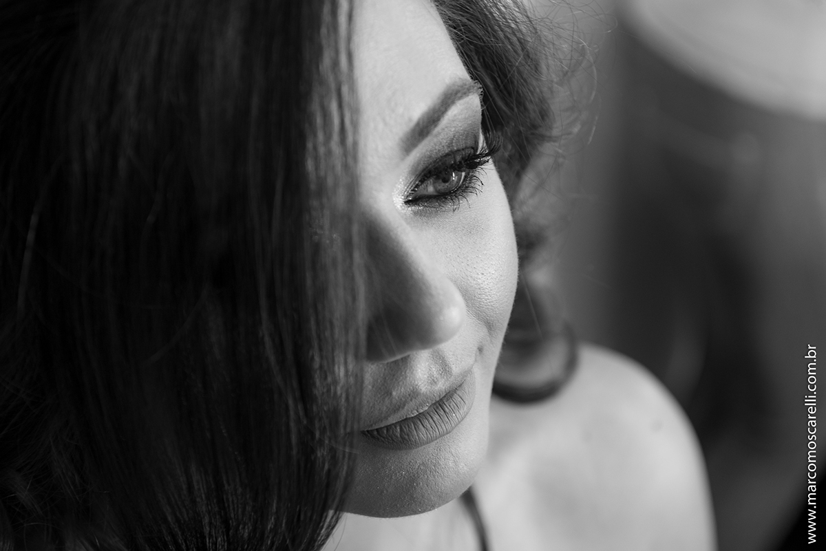 detalhe da fotos em preto e branco da maquiagem da formanda antes da formatura