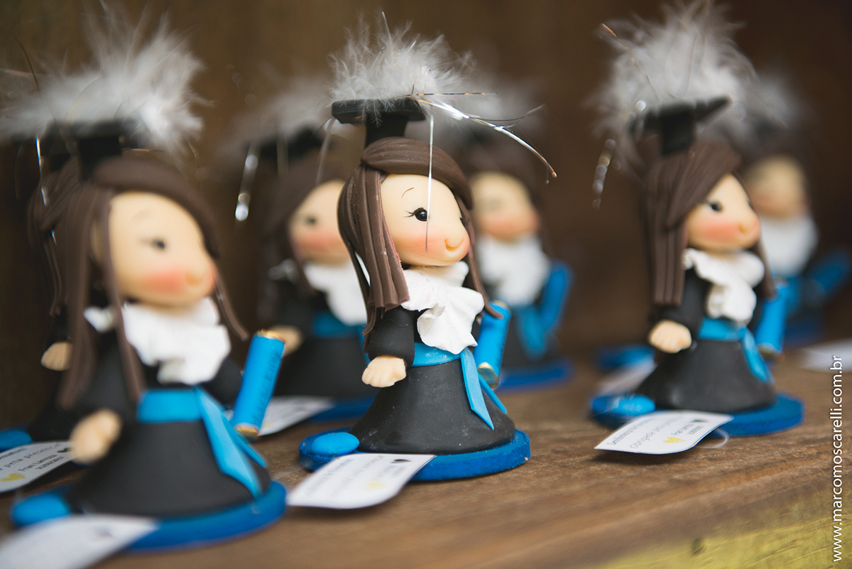 Detalhe da decroação da recepção de formarura, lembrncinhas da formada.