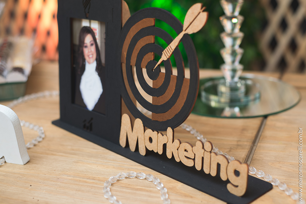 detalhe da decoração da recepção de formatura, placa com o nome do curso de marketing e foto da formanda