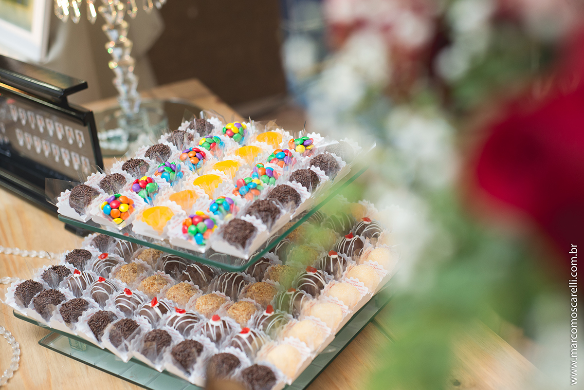 Detalhe da mesa de doces da recepção de formatura