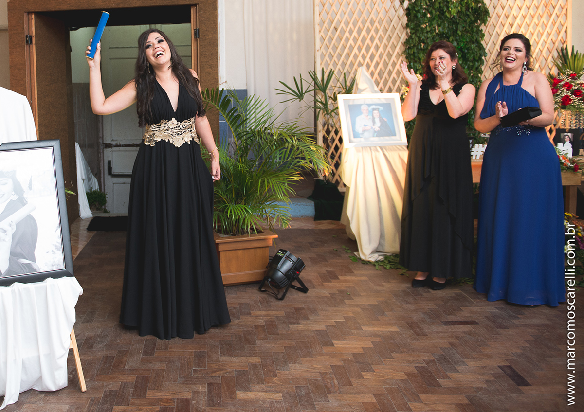 Entrada da formanda na recepção de formatura de marketing