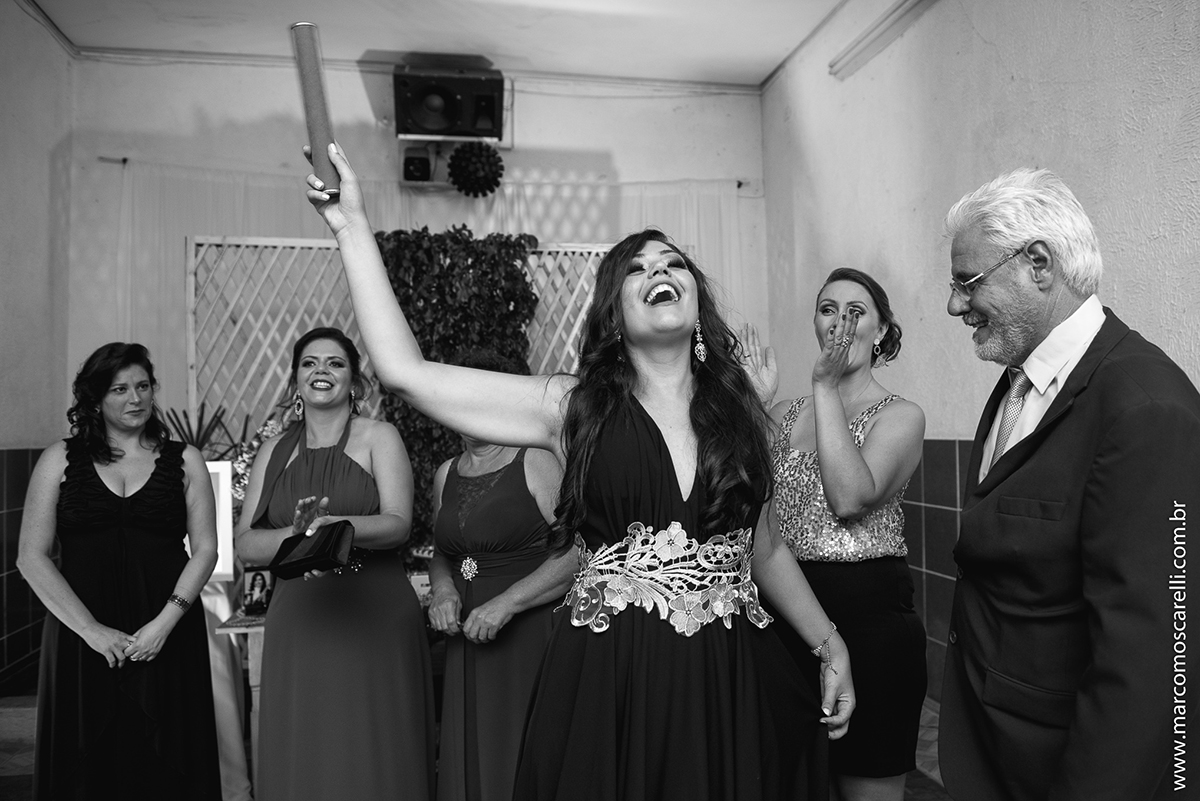 Foto em preto e branco da formda dfeliz com seu canudo de formatura de Marketing