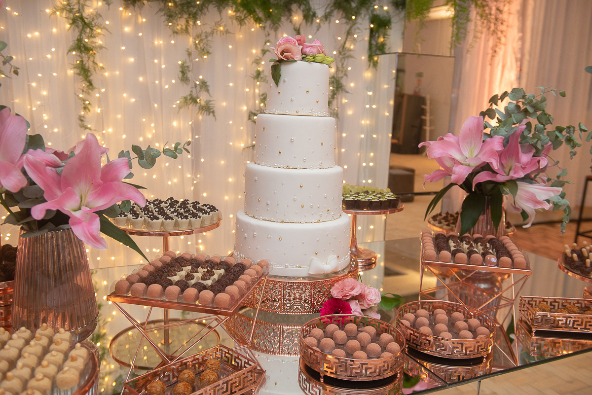 Decoração da mesa do bolo de xv anos para festa de 15 anos. Foto por Marco Moscarelli Fotógrafo Pelotas.