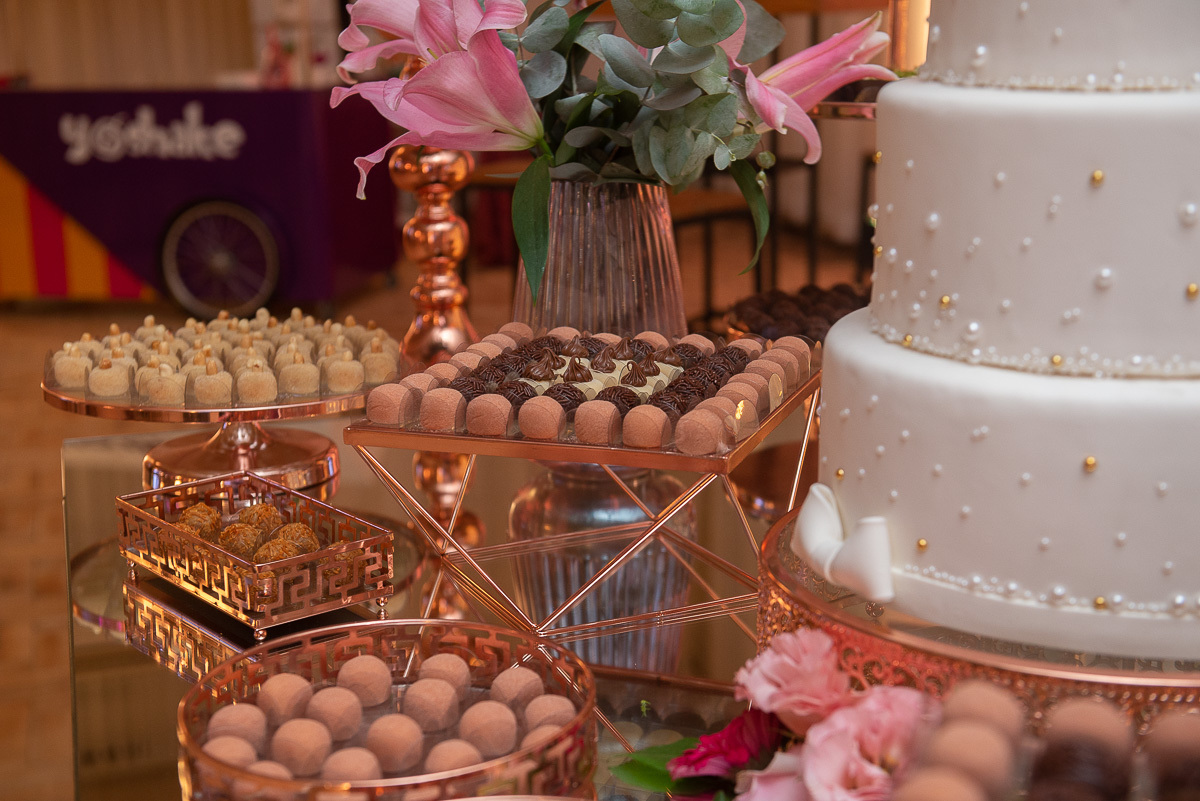 Detalhe da mesa de doces da decoração de desta de aniversário de 15 anos. Foto por Marco Moscarelli Fotógrafo Pelotas.
