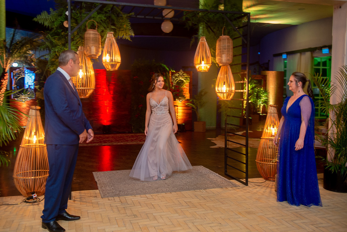 Entrada de debutante em sua festa de 15 anos. Foto por Marco Moscarelli Fotógrafo Pelotas.