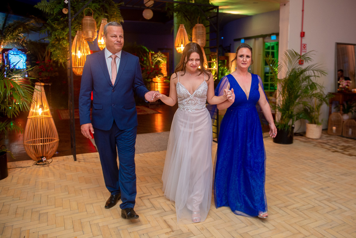 Debutante de 15 anos conduzida por seus pais para festa de 15 anos. Foto por Marco Moscarelli Fotógrafo Pelotas.