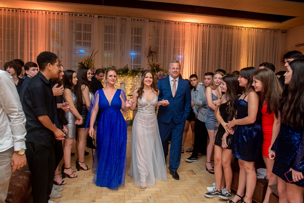 Momento da entrada da debutante acompanhada por seus pais na pista de led para a festa de 15 anos. Foto por Marco Moscarelli Fotógrafo Pelotas.