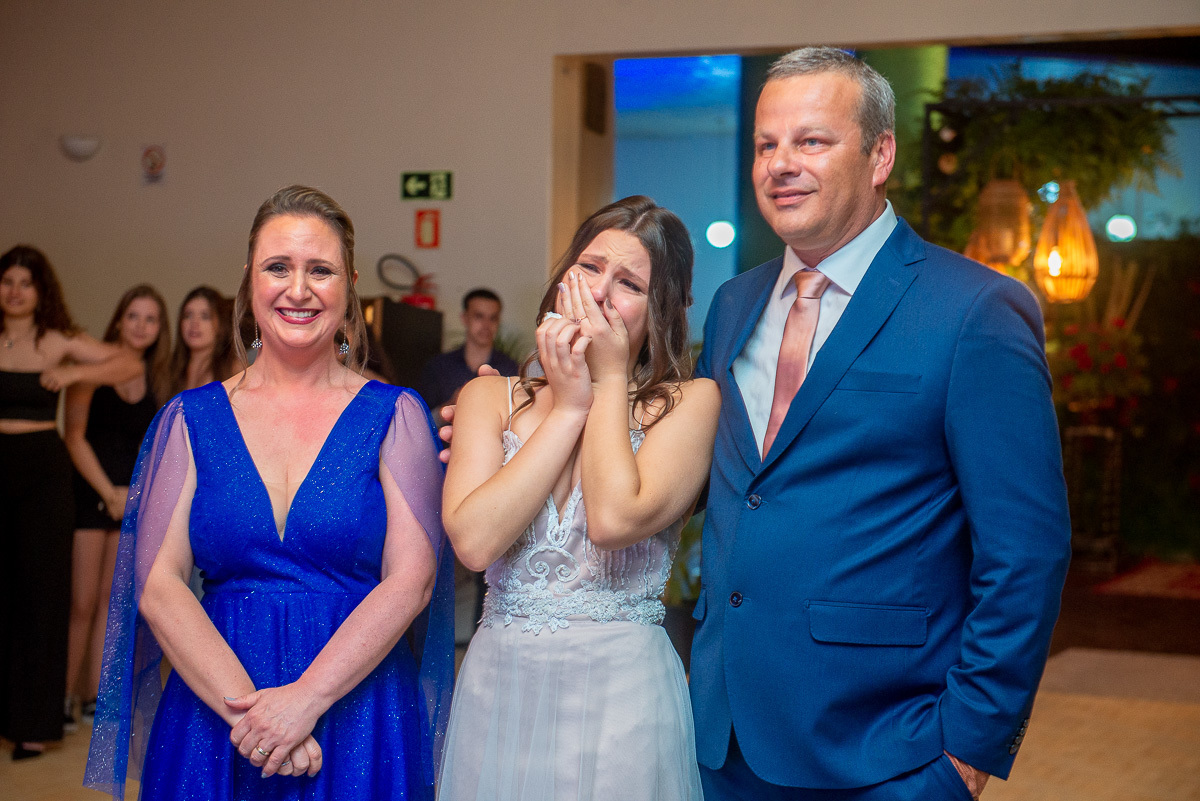 Debutante emocionada durante a sua festa de aniversário de 15 anos. Foto por Marco Moscarelli Fotógrafo Pelotas.