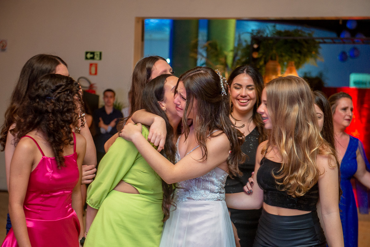 Debutante emocionada durante a sua festa de aniversário de 15 anos. Foto por Marco Moscarelli Fotógrafo Pelotas.