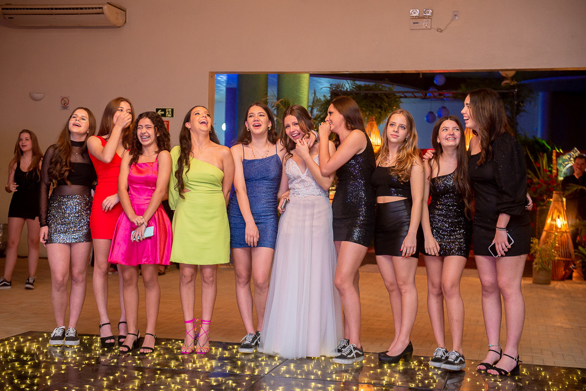 Debutante emocionada durante a sua festa de aniversário de 15 anos. Foto por Marco Moscarelli Fotógrafo Pelotas.